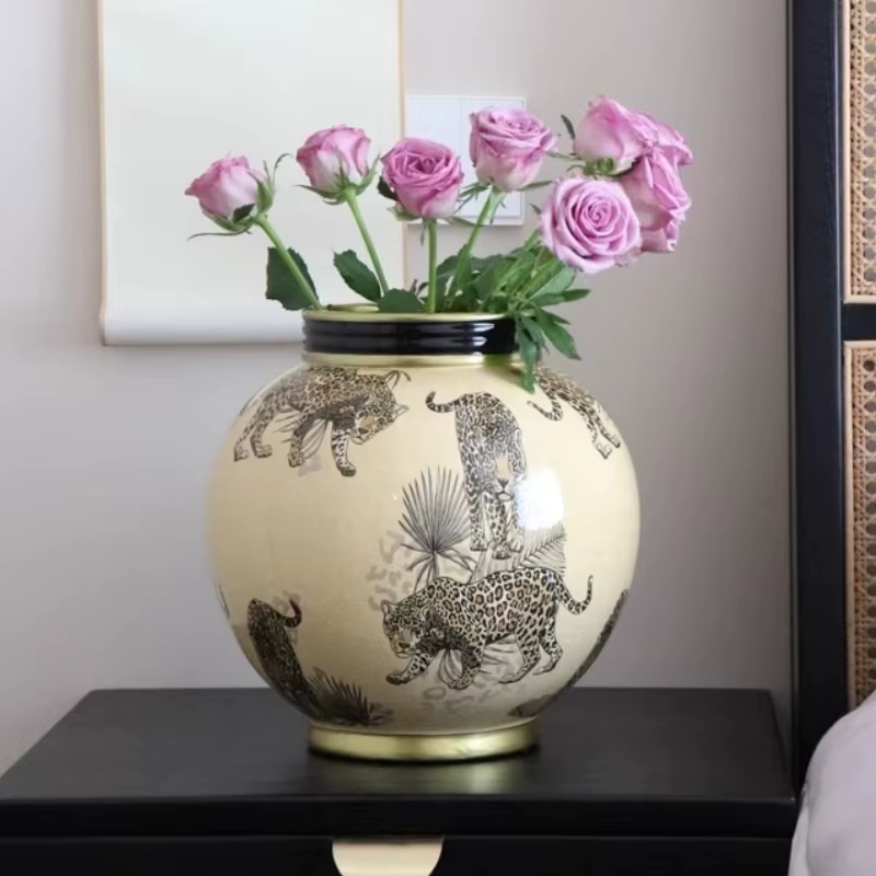 Vases en céramique, rangement moderne