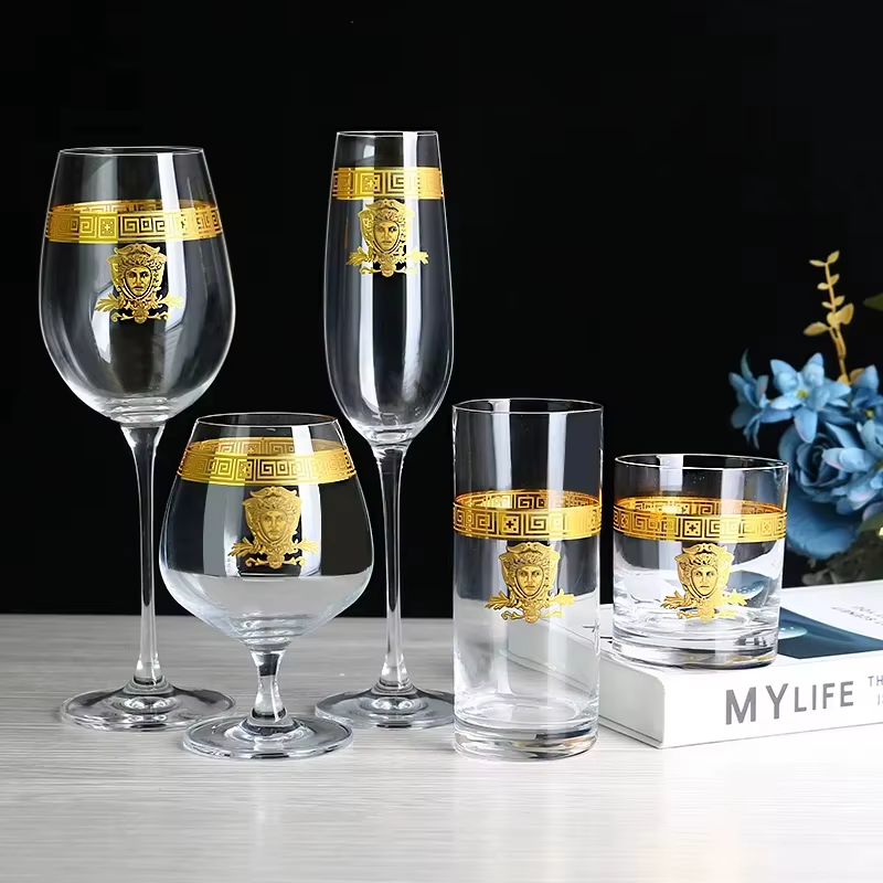 Verre à vin en cristal à bord doré