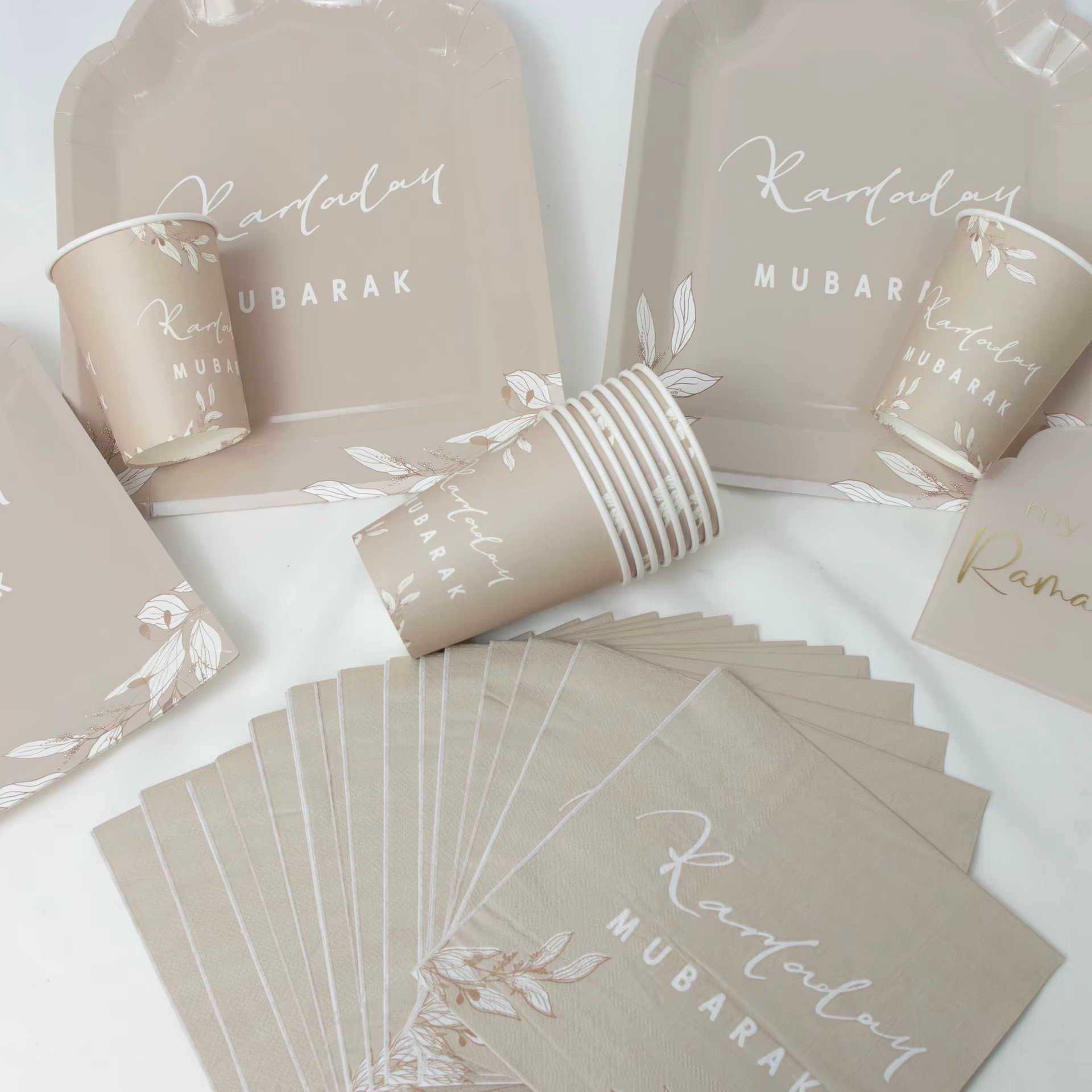 Assiettes en papier gris Ramadan Mubarak