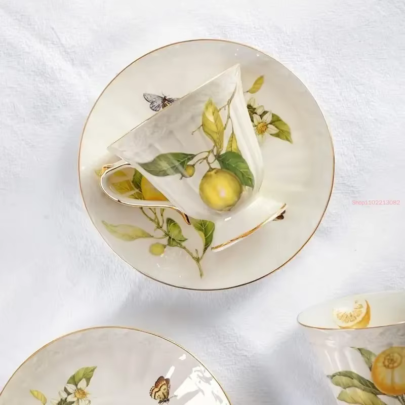 Ensemble de tasses à café en céramique avec assiette à dessert et cuillère