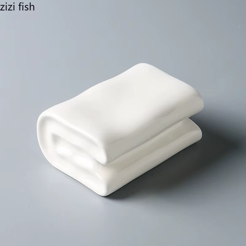 Assiette en céramique blanche en forme de livre