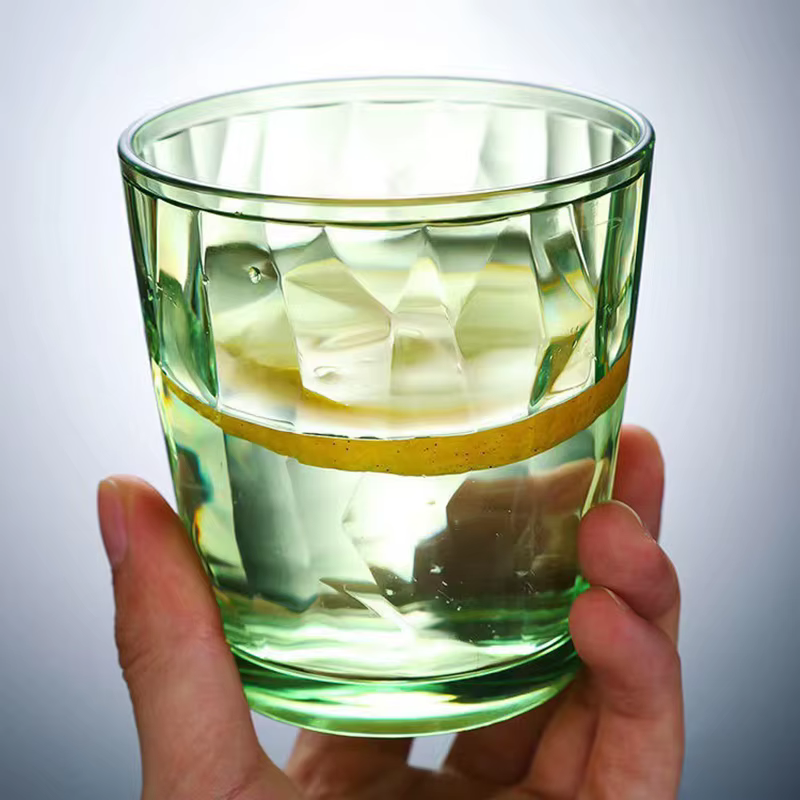 Verres à vin en plastique