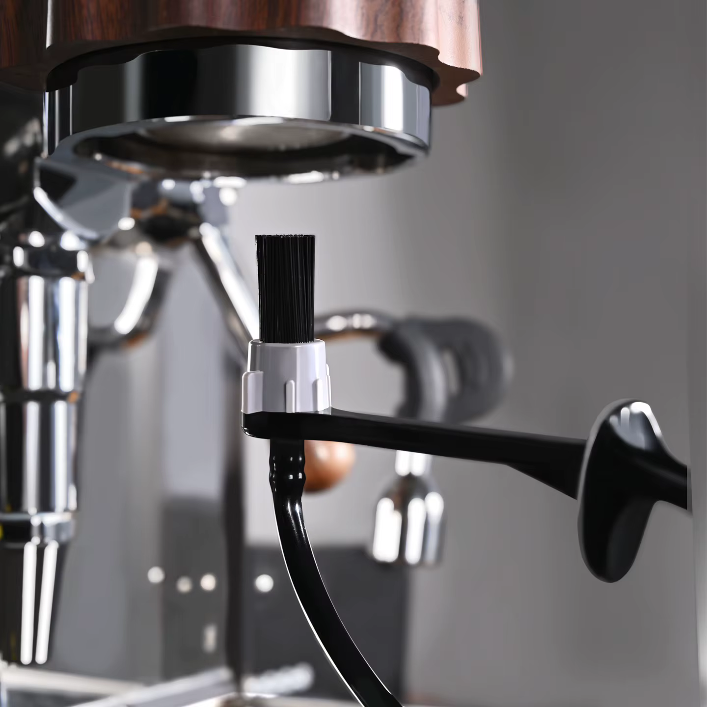 Le barista utilise un buse à vapeur d'une machine à café de qualité alimentaire résistante à la chaleur pour nettoyer