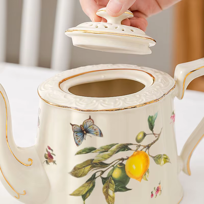 Ensemble de tasses à café et soucoupes au citron européen