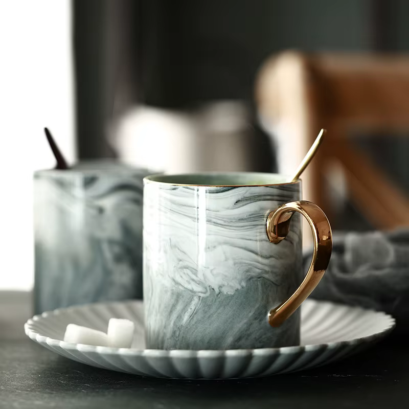 Mug à café en marbre nordique avec bordure dorée