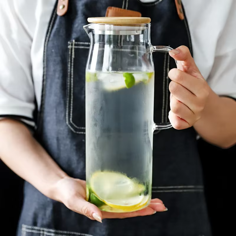 Pichet en verre avec couvercle scellé