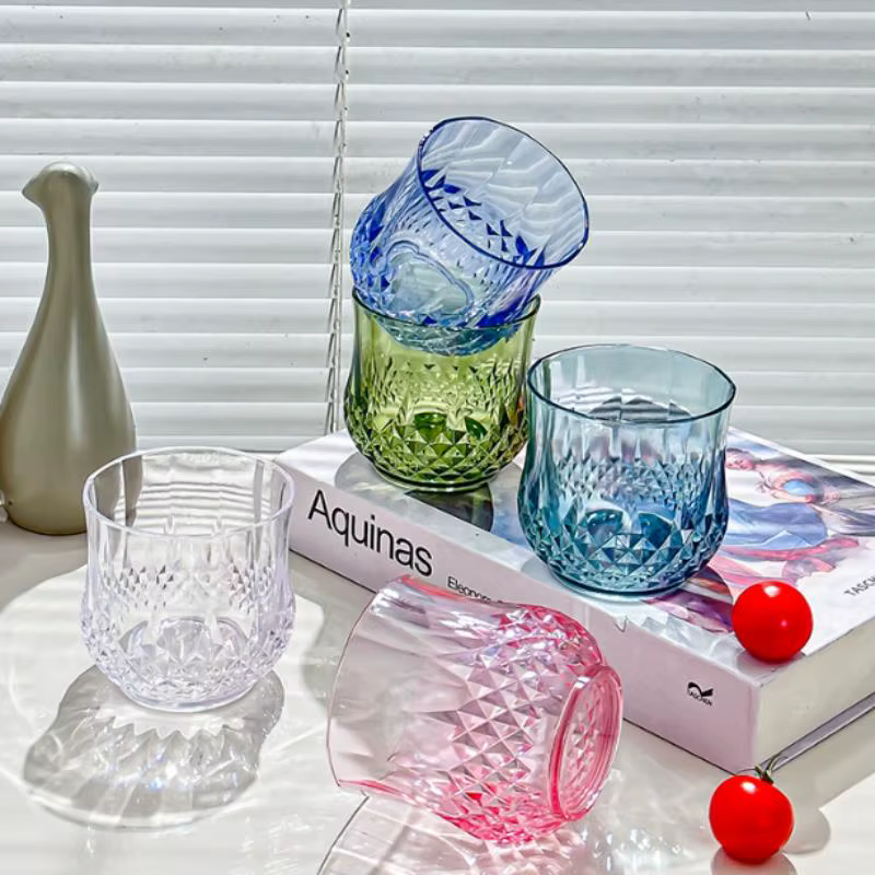 Verres à vin en plastique