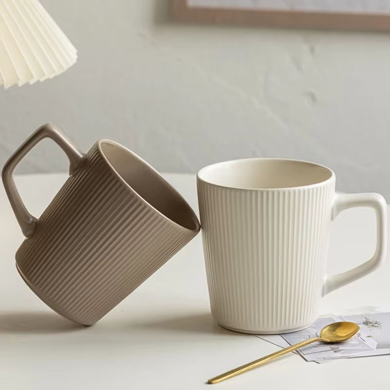 Tasse à café rayée de style vintage avec poignée