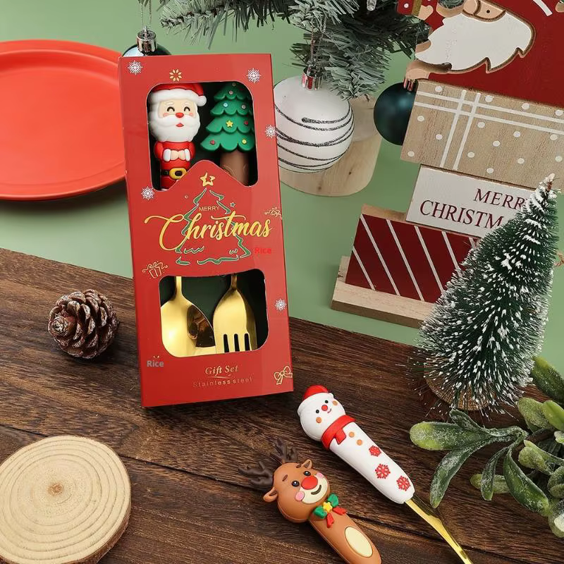 Lot de 4 couverts de Noël dorés et argentés : cuillères et fourchettes