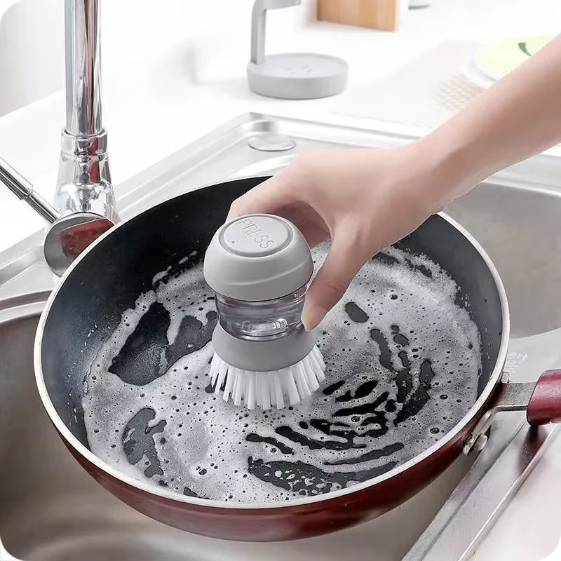 Brosse à vaisselle avec distributeur de savon