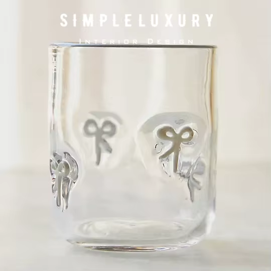 Tasse en verre avec nœud en Relief