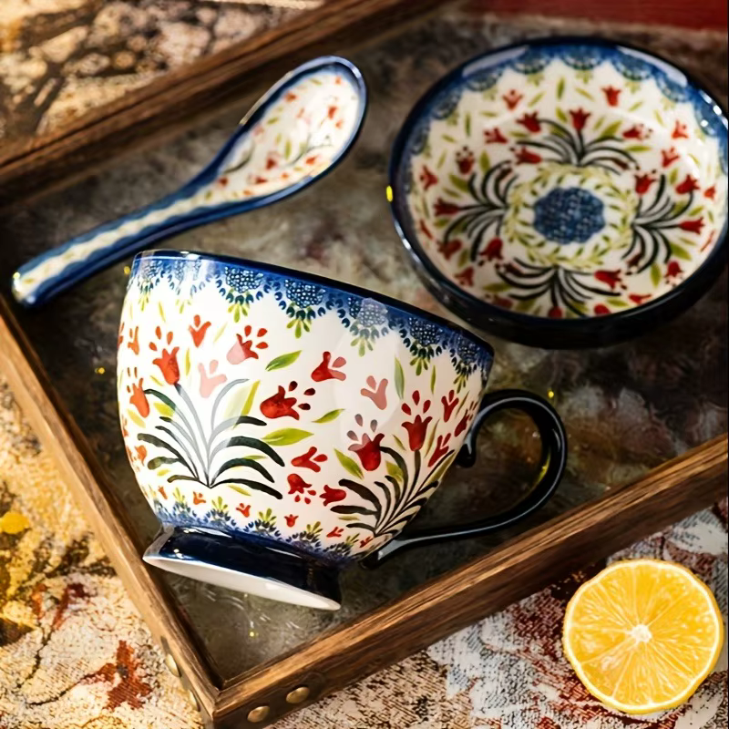 Ensemble de tasses en céramique polonaise avec couvercles