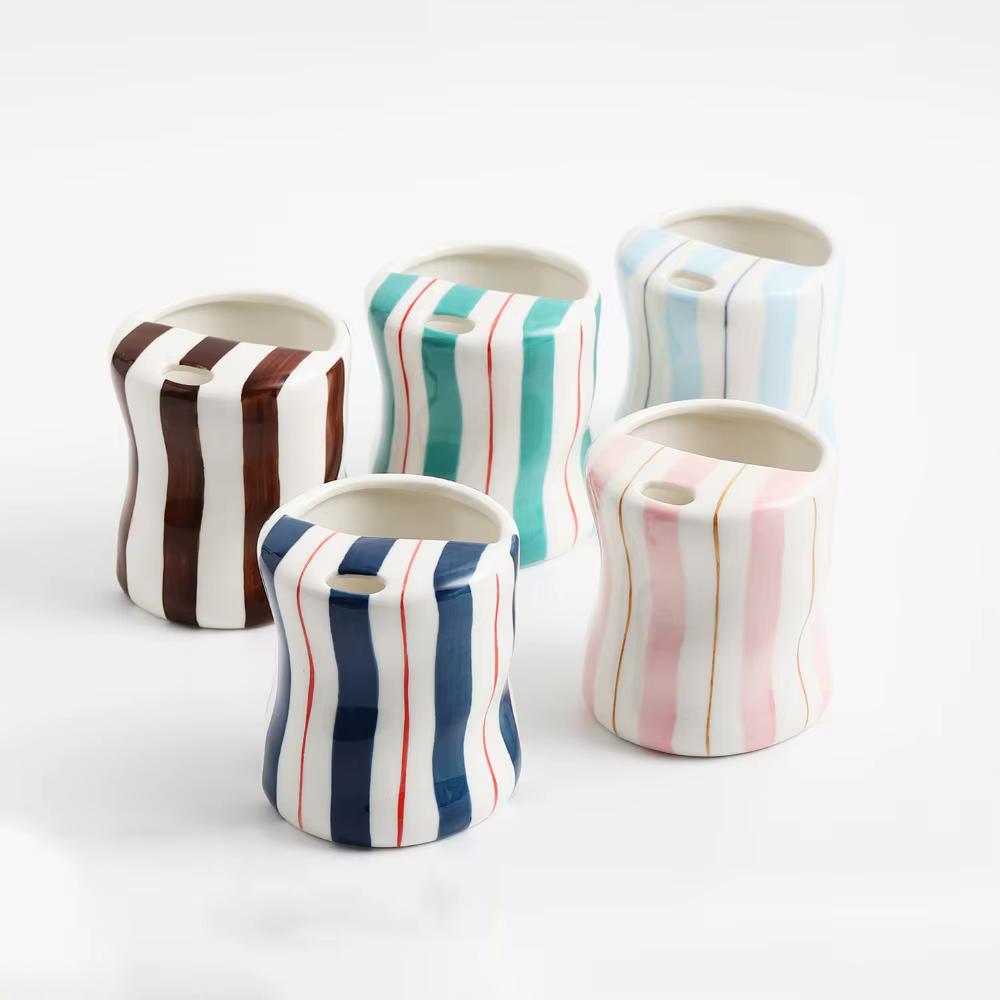Tasses en céramique torsadées rayées avec trous pour pailles