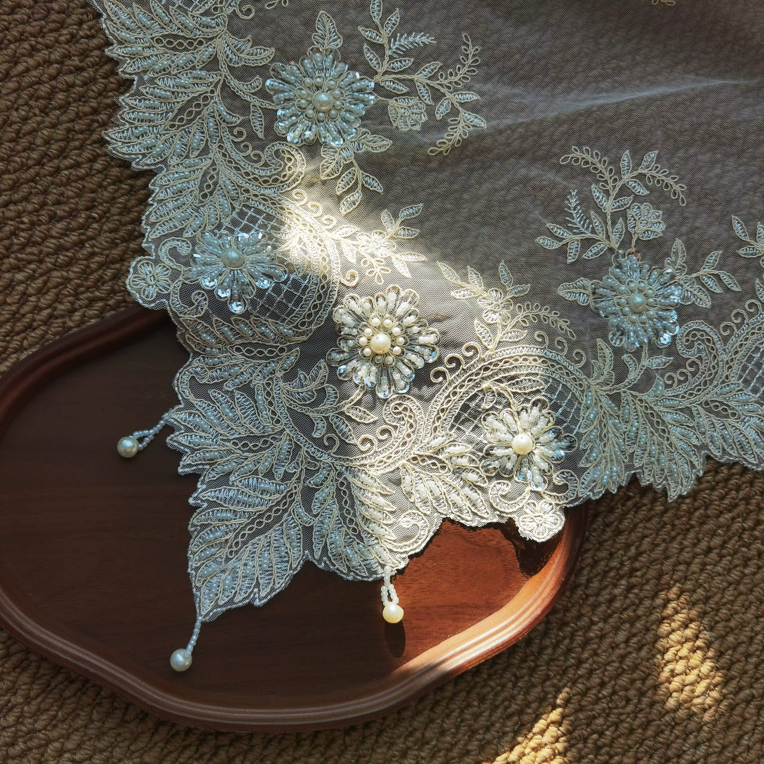 Nappe carrée beige brodée de perles