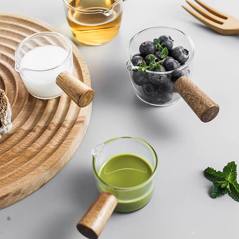 Tasse à mesurer en verre avec manche en bois