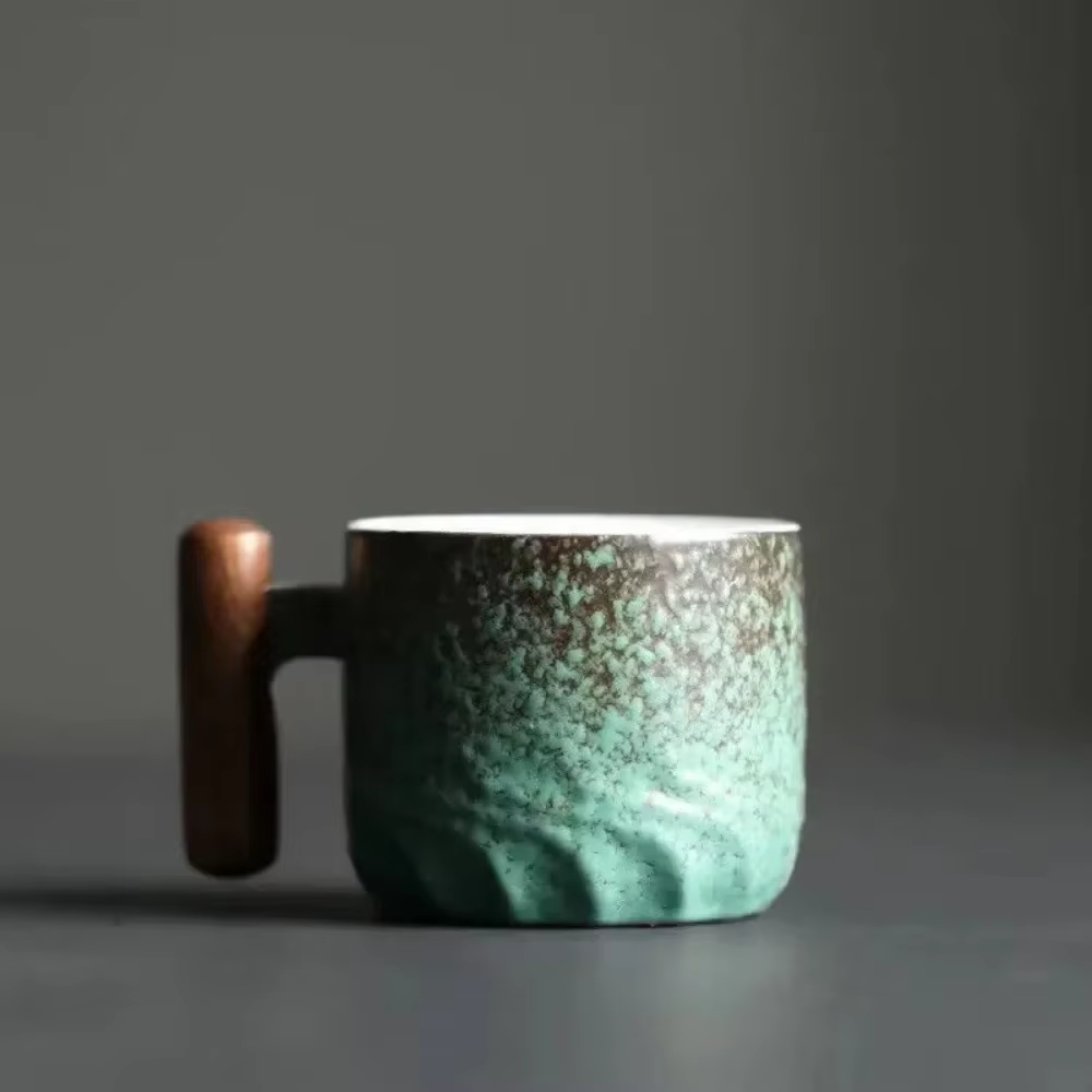 Tasse à café rétro en céramique avec poignée en bois