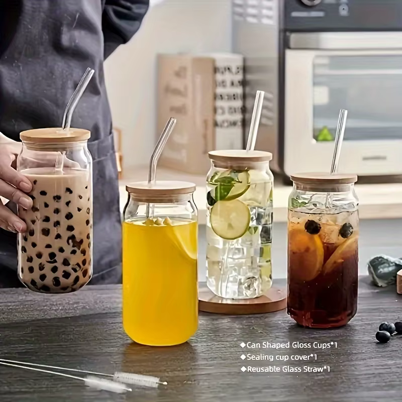 Tasse en verre en forme de boîte avec couvercle et paille