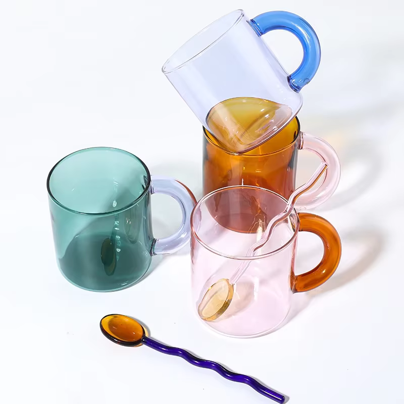 Tasse en verre faite d'artisanat