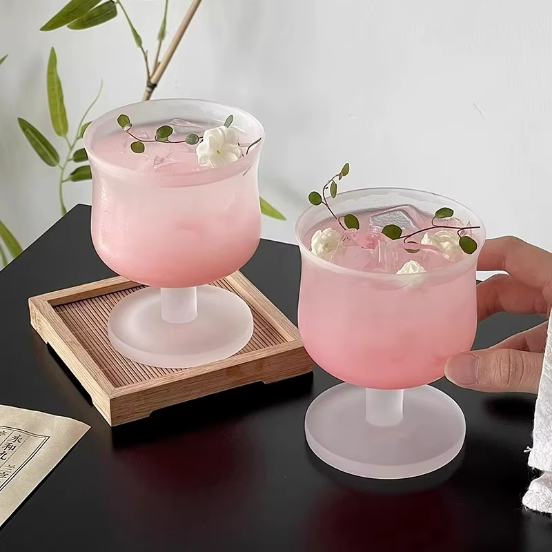 Coupe en verre à pied court conviviale ré à la taille