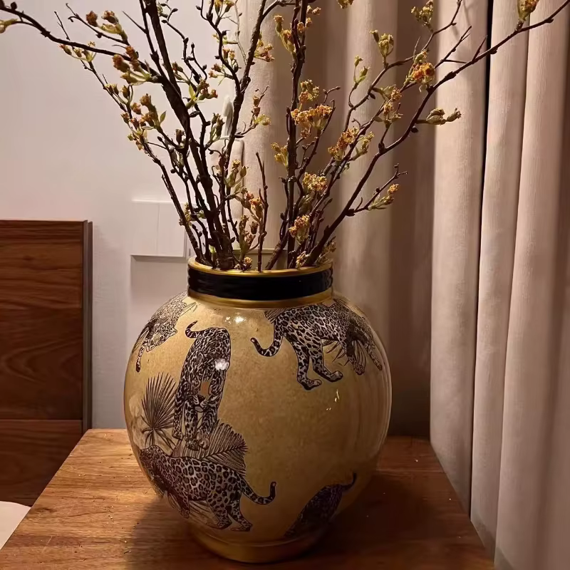 Vases en céramique, rangement moderne