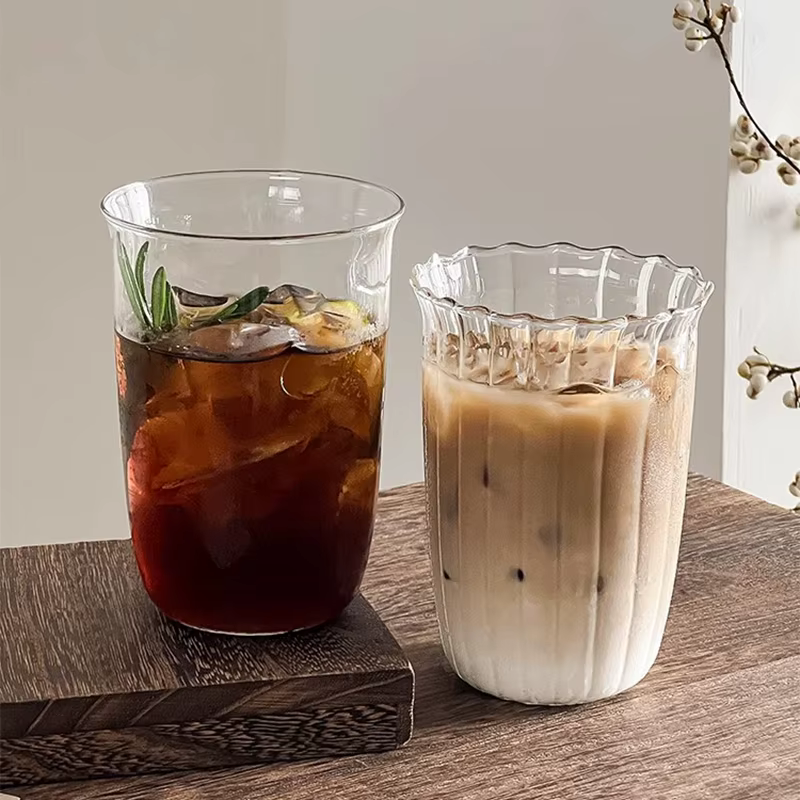 INS – tasse en verre à rayures verticales