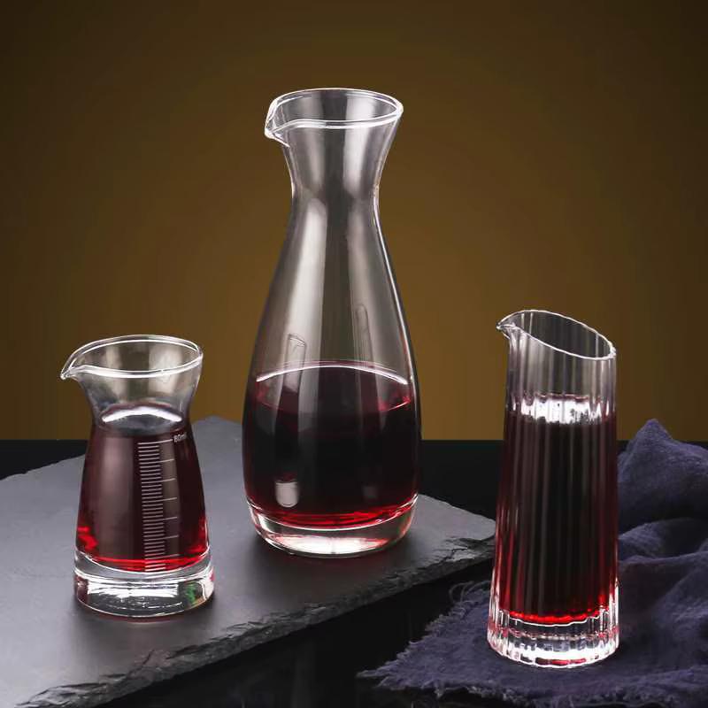 Distributeur de vin rouge transparent