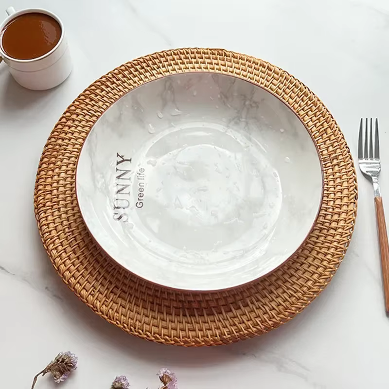 Assiette en rotin naturel faite à la main
