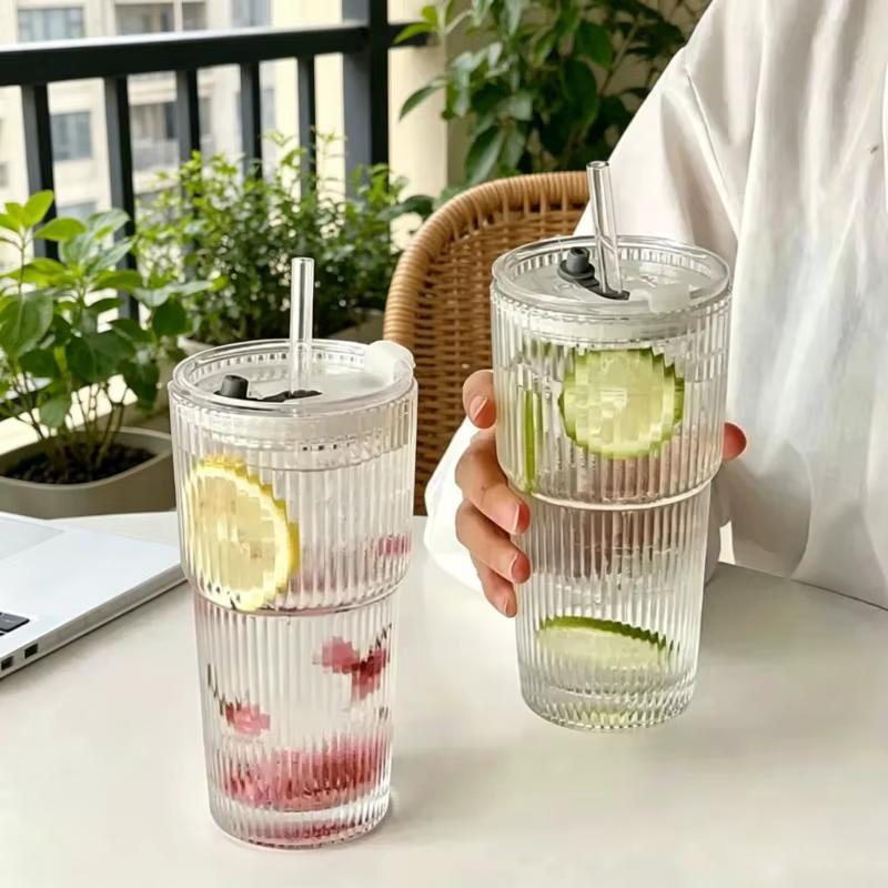 Tasse à café en verre rayée avec couvercle et paille