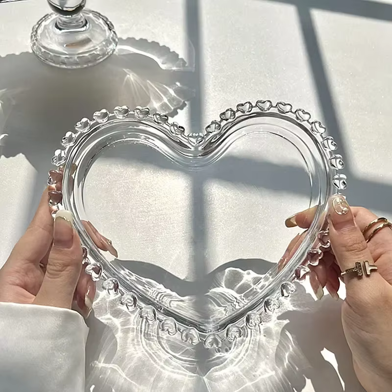 Assiette en verre de fruits d'amour en forme de coeur rétro