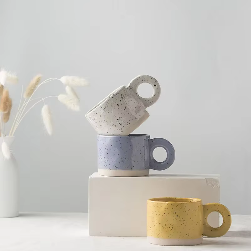 Tasse en céramique avec poignée en forme d'anneau