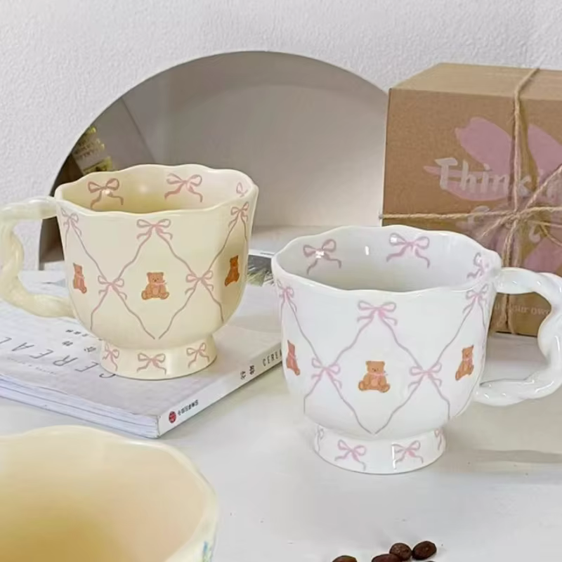 Tasse à café en céramique avec nœud rose