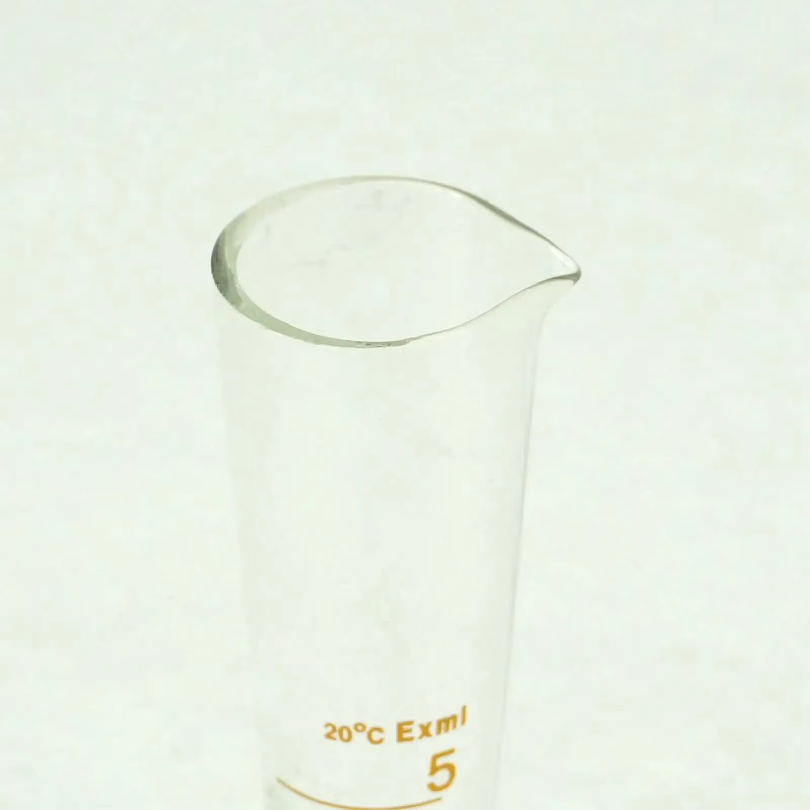 Verre de laboratoire à pied apothicaire, doseur conique gradué avec bec, 5ml