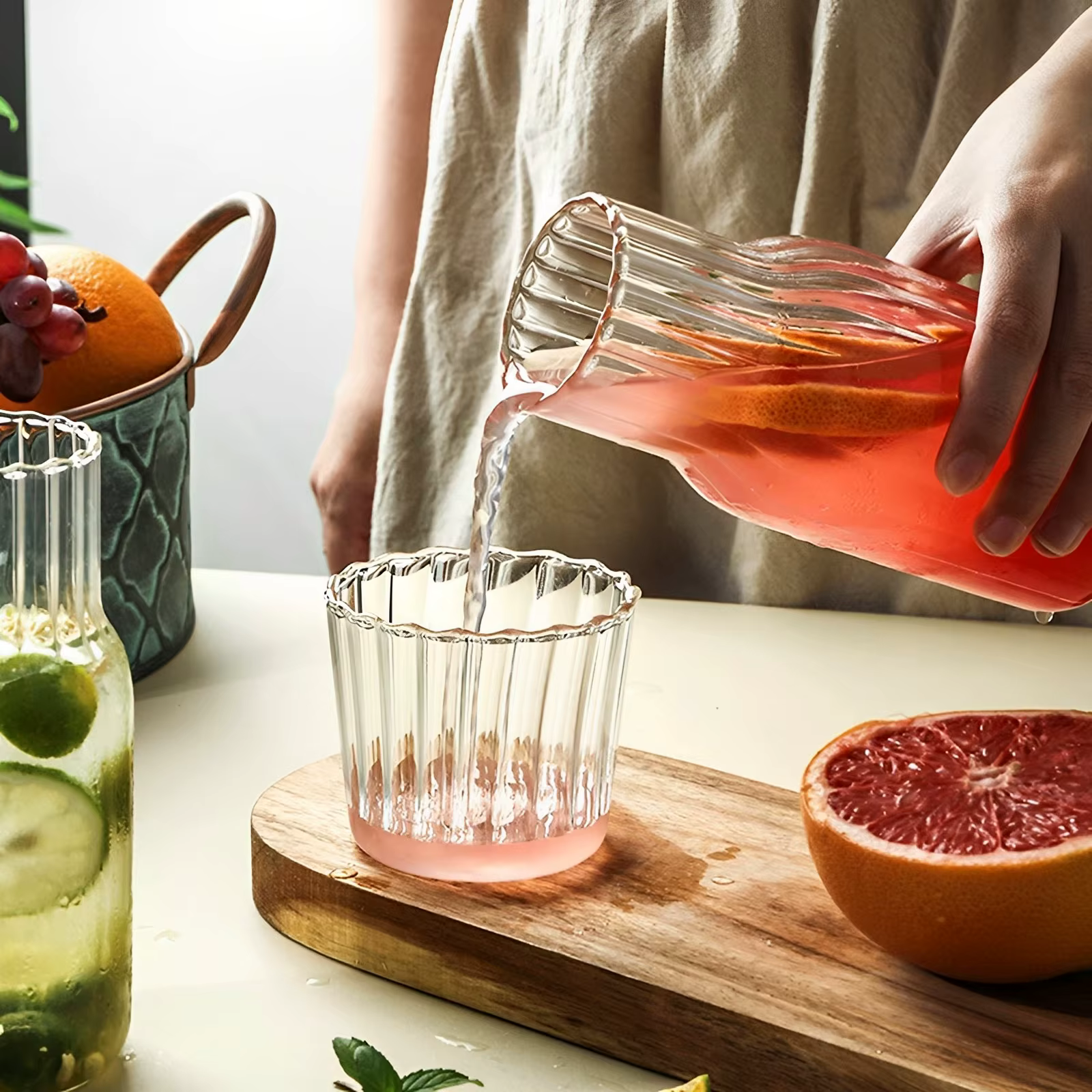 Carafe à eau transparente avec gobelet