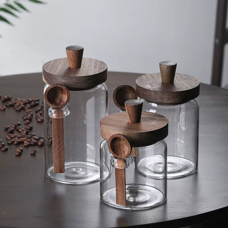Bocaux en verre de cuisine avec couvercles et cuillère en bois