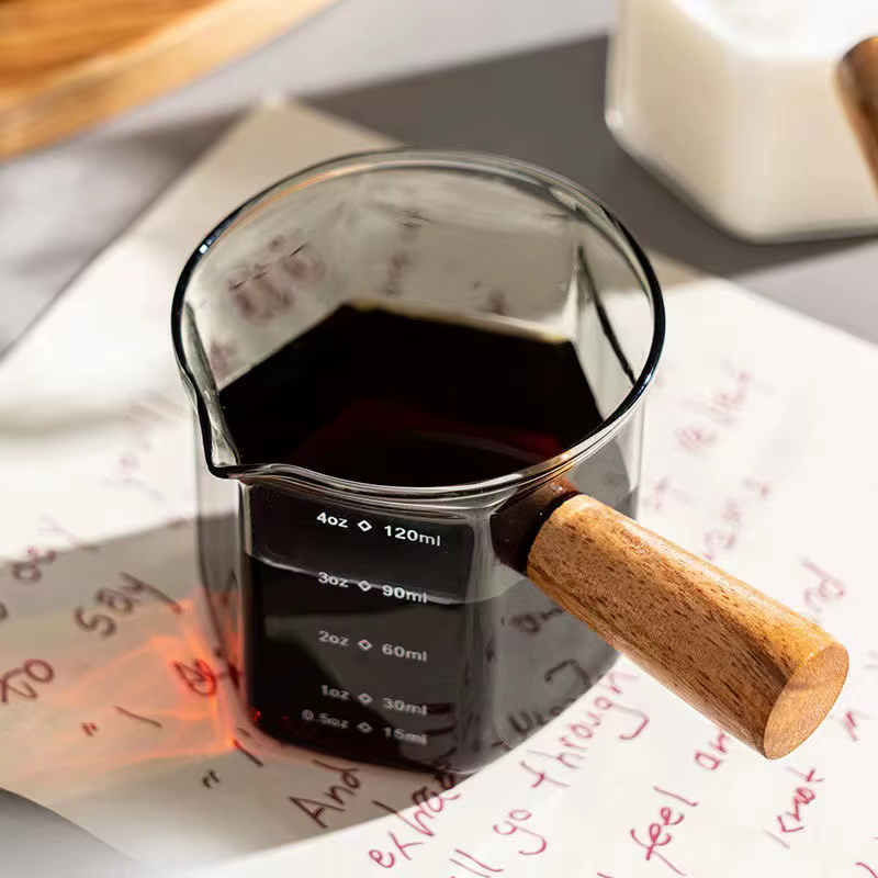 Tasse à mesurer expresso en verre avec manche en bois hexagonal de 120ml
