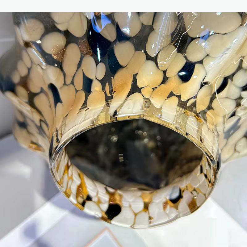 Vase en verre texturé peint