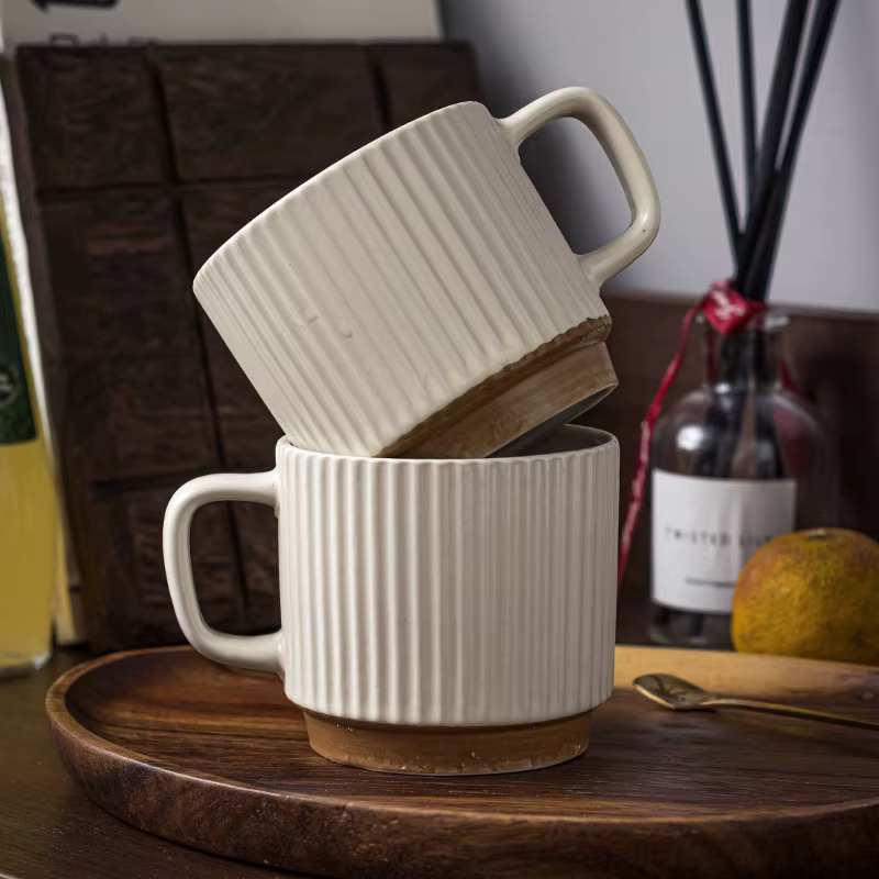 Tasse à boire universelle avec cuillère