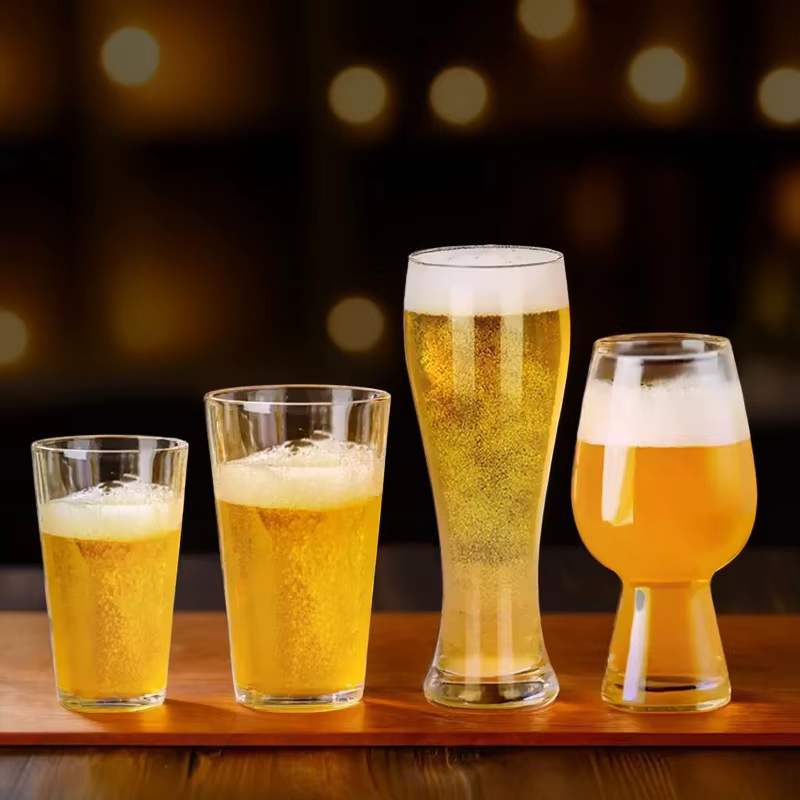Tasse à bière artisanale transparente