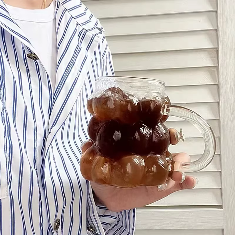 Tasse à café en verre de raisin