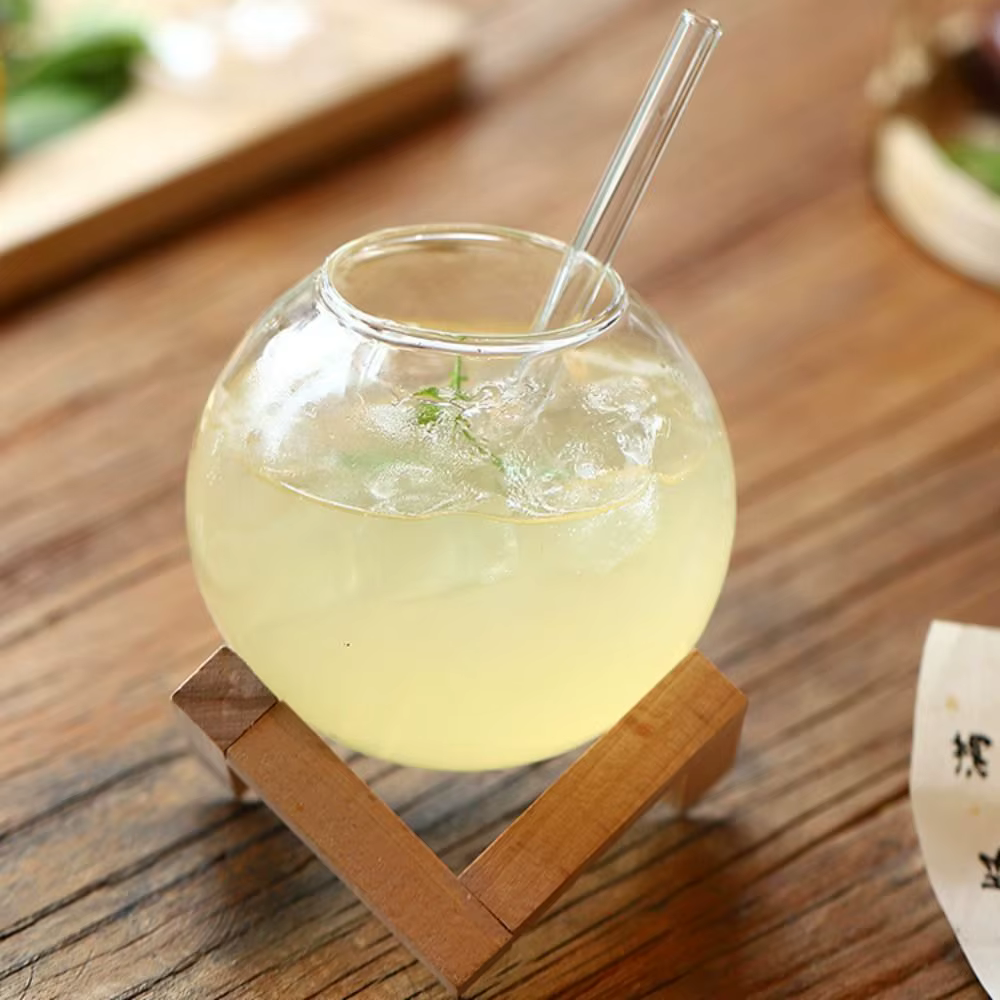 Verre à cocktail sphérique en forme de lune avec support en bois