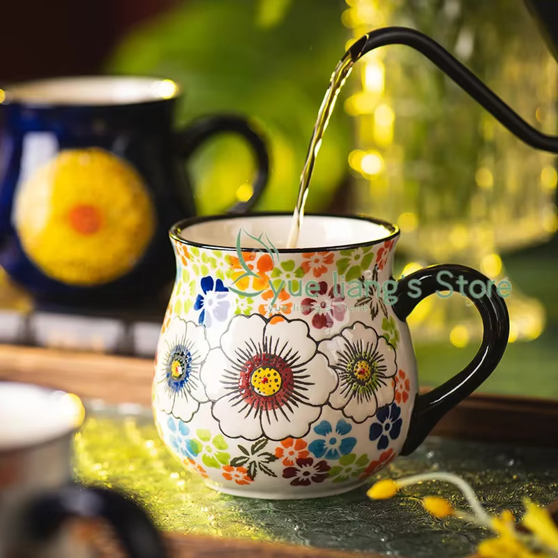 Tasse en céramique faite à la main avec motif de fleurs rétro