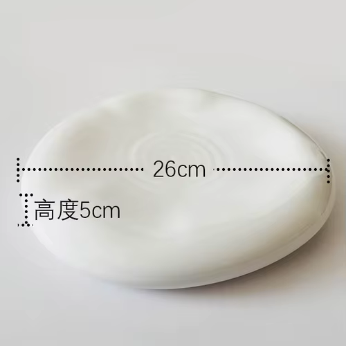 Assiette en céramique irrégulière