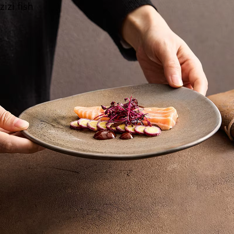 Assiette triangulaire en céramique émaillée effet rouillé