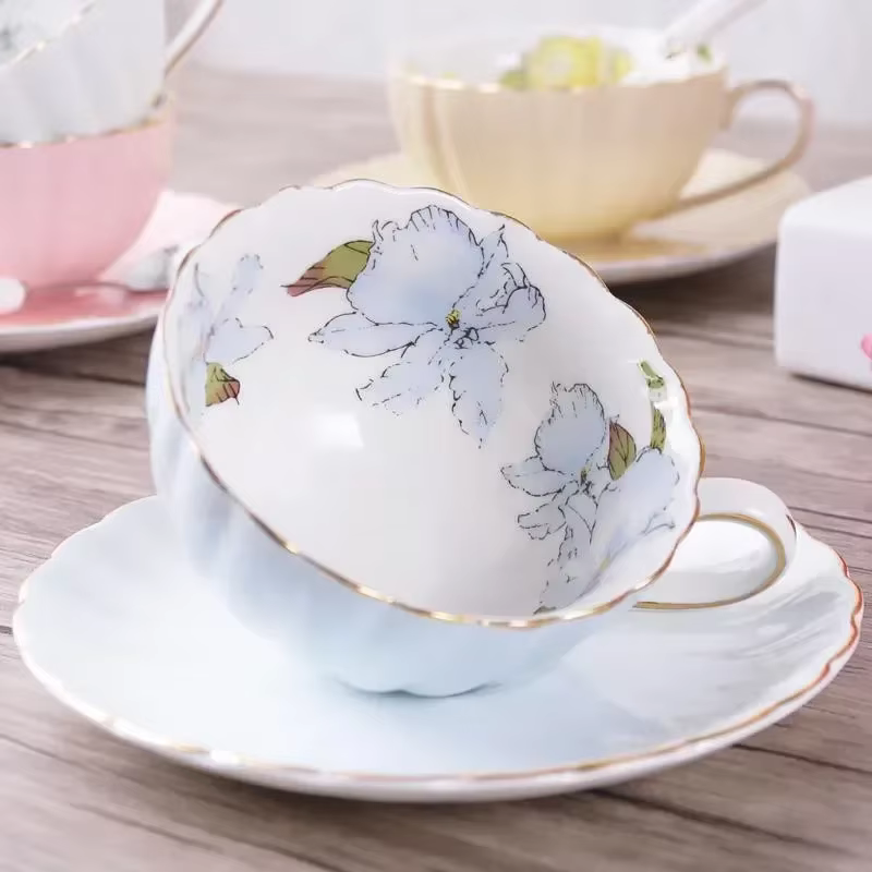 Ensemble de tasses à thé et soucoupes en porcelaine rose