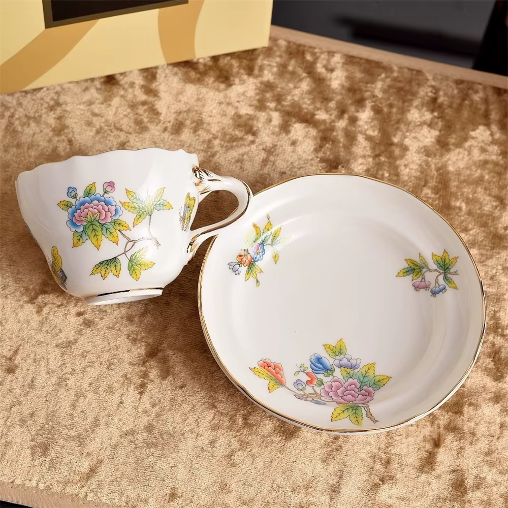 Tasse à café et soucoupe de thé de l'après-midi créative