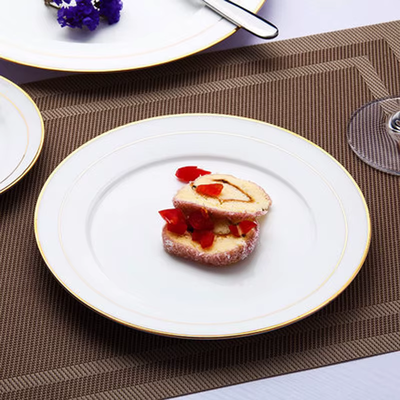 Assiette à dîner en porcelaine blanche