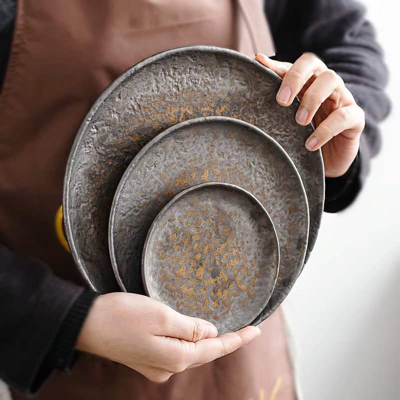 Assiette peu profonde à motif de marteau en grès