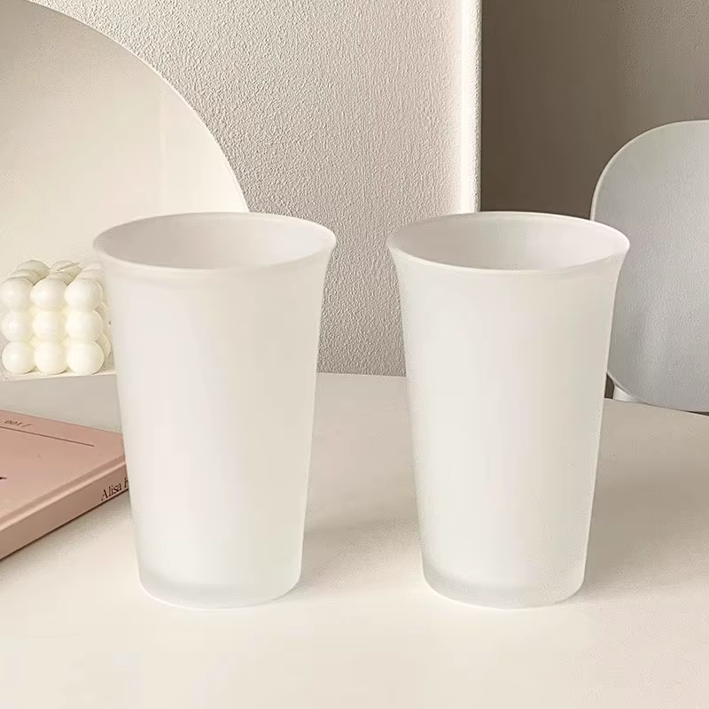 Tasse en verre conviviale ré simple pour la maison