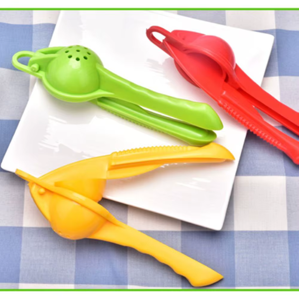 Presse-citron et citron en plastique