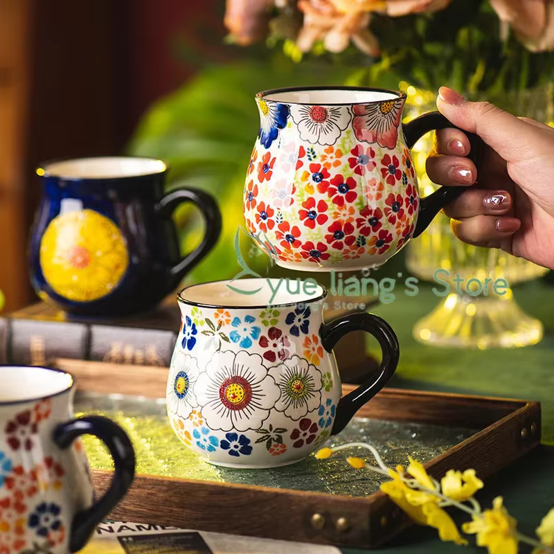 Tasse en céramique faite à la main avec motif de fleurs rétro